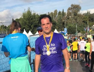 Ο Άδωνις «τα κατάφερε» με νέο... ρεκόρ στον Μαραθώνιο και το πανηγυρίζει